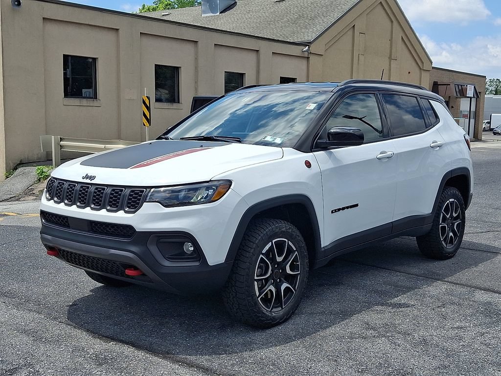 Used 2025 Jeep Compass Trailhawk AWD/4WD image 3