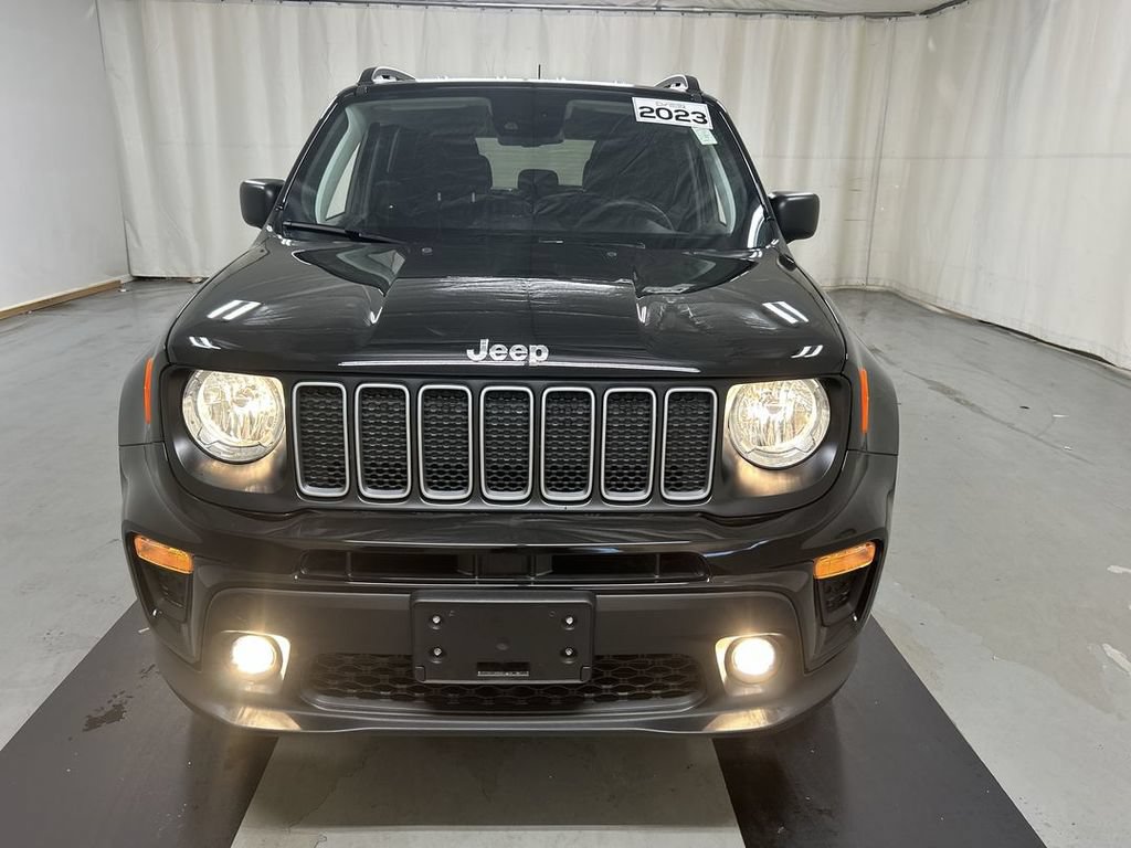 Certified 2023 Jeep Renegade Latitude w/ Premium Group AWD/4WD image 3