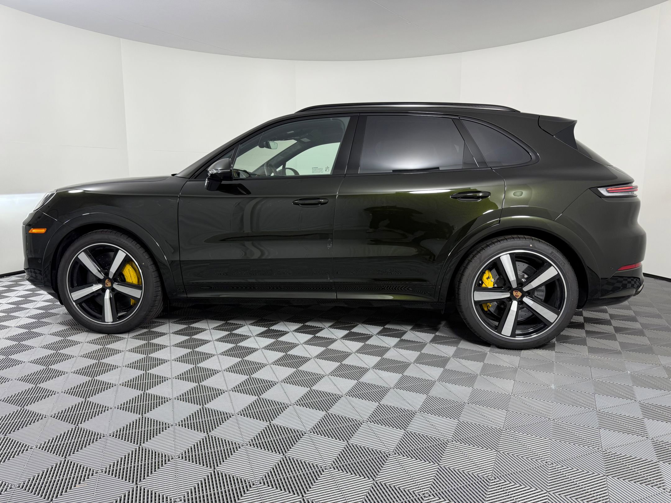 New 2026 Porsche Cayenne GTS image 2