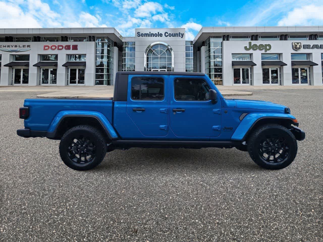 Certified 2025 Jeep Gladiator Sport AWD/4WD image 9