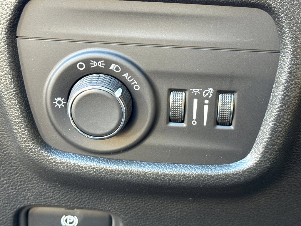 Used 2023 Jeep Grand Cherokee Laredo image 15