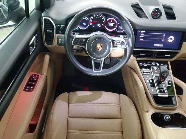 Used 2022 Porsche Cayenne w/ Premium Package image 17
