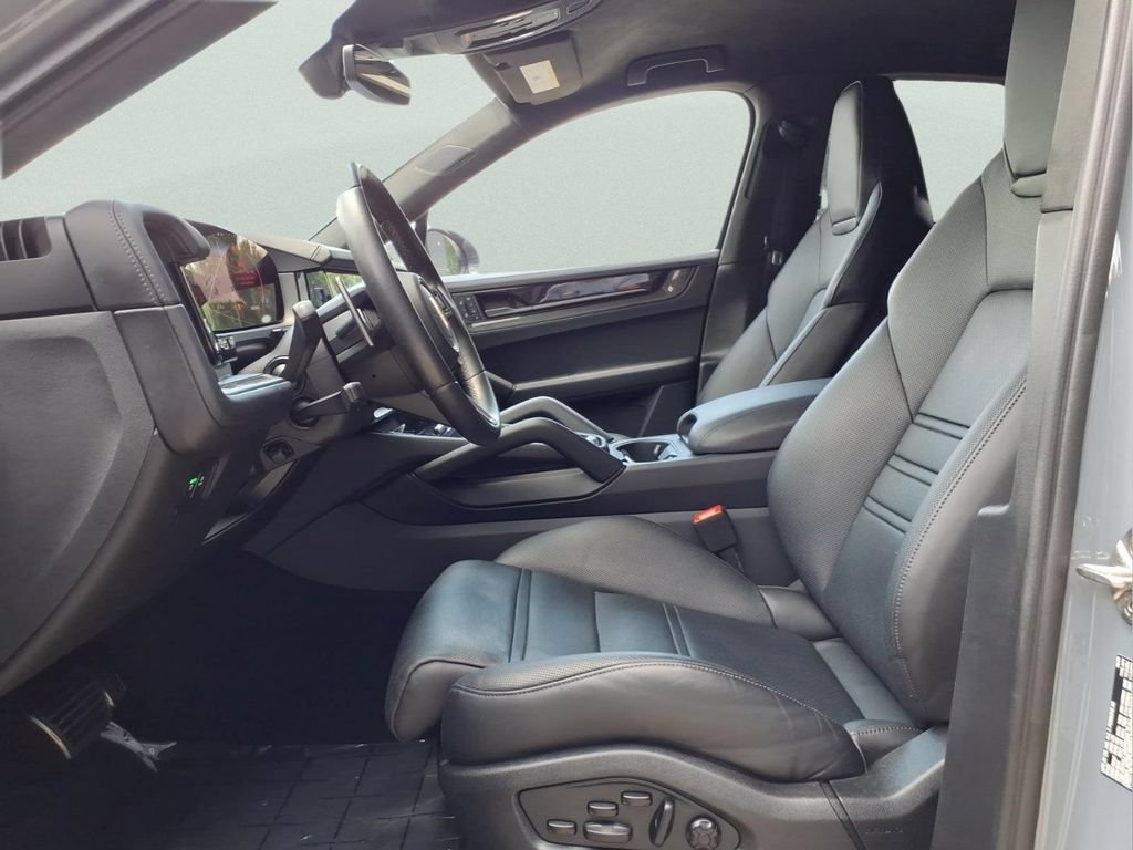 Certified 2024 Porsche Cayenne Turbo GT AWD/4WD image 18