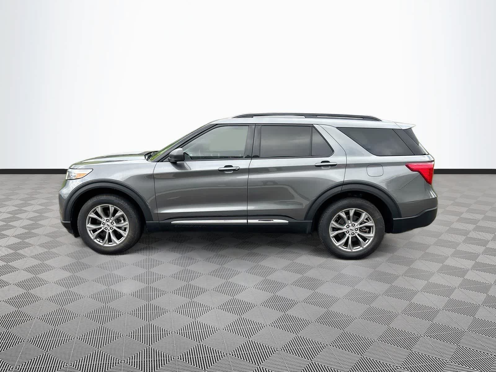 Used 2023 Ford Explorer XLT w/ Equipment Group 202A AWD/4WD image 8