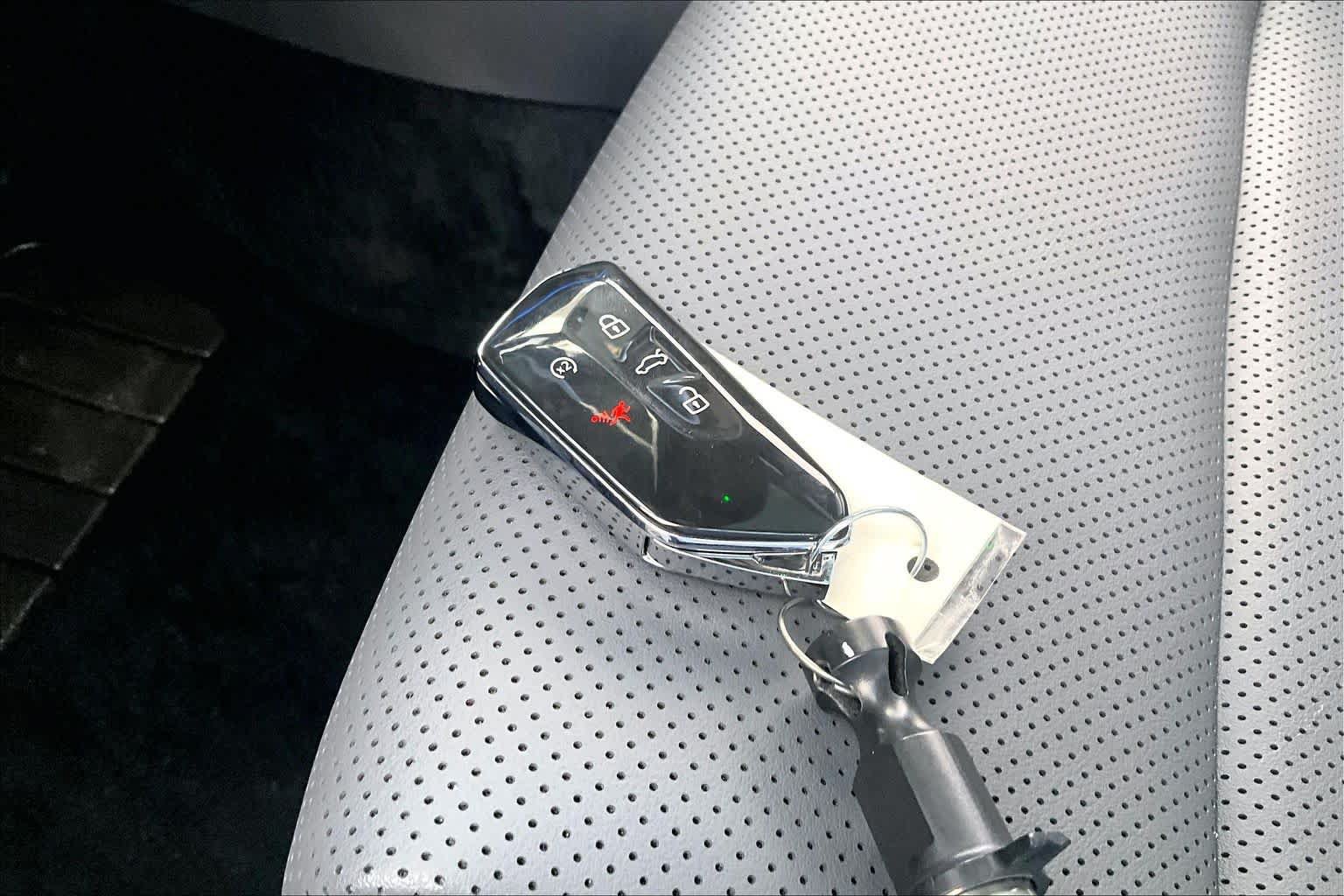 Used 2025 Volkswagen Tiguan SE R-Line FWD image 29
