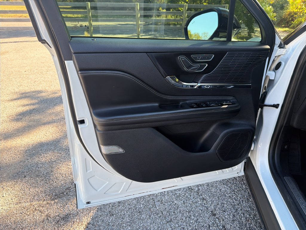 Used 2020 Lincoln Corsair AWD w/ Premium Package image 13