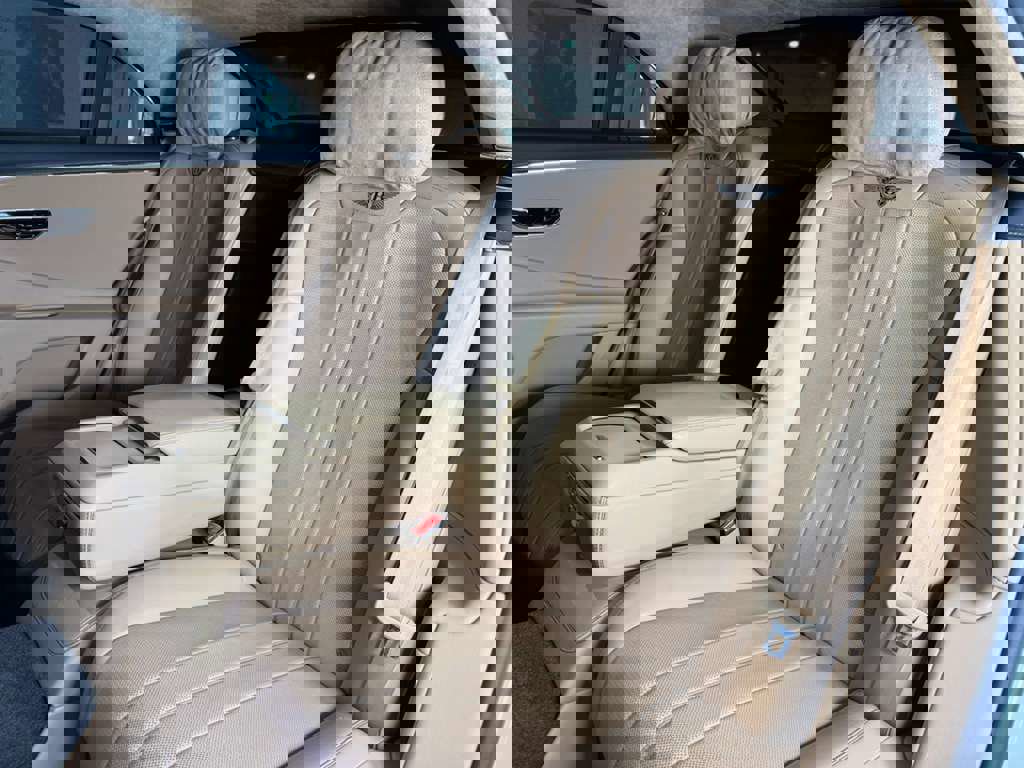 Used 2022 Bentley Flying Spur Plug-In Hybrid image 11