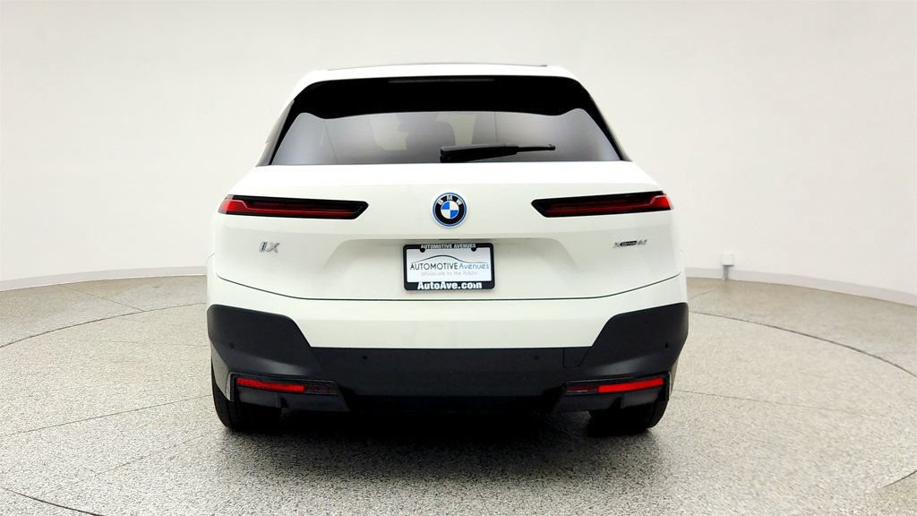 Used 2023 BMW iX xDrive50 w/ Premium Package AWD/4WD image 6