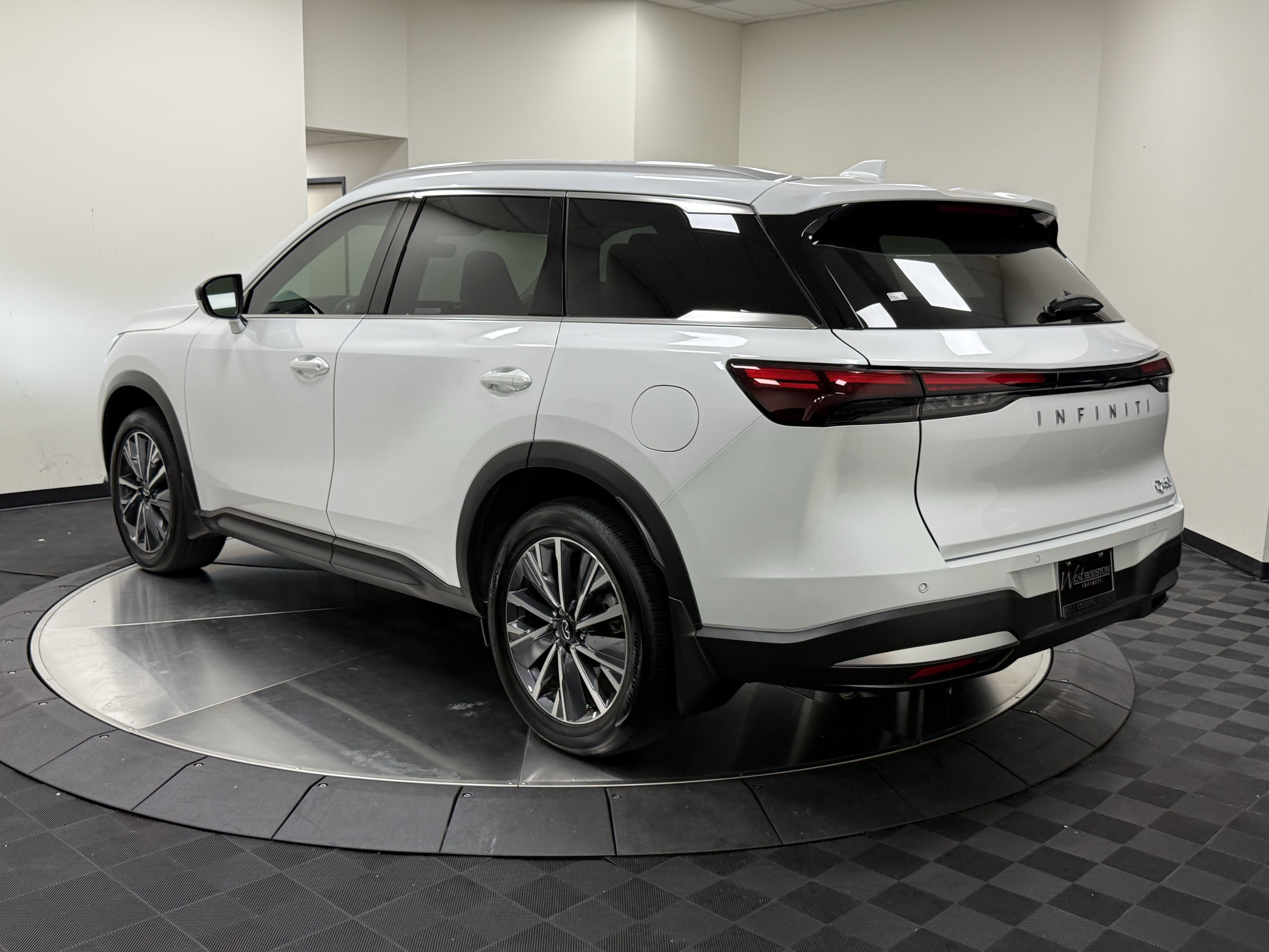 Certified 2027 INFINITI QX60 Luxe w/ Cargo Package FWD image 5