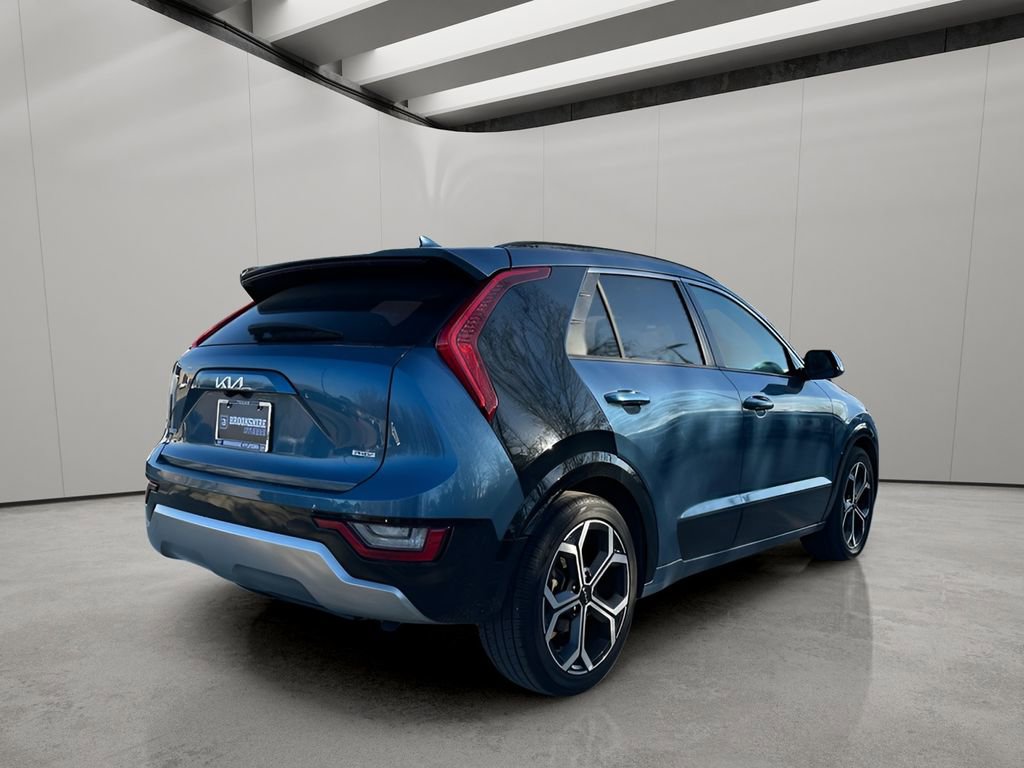 Used 2023 Kia Niro SX Touring image 5