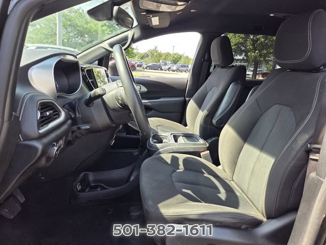 Used 2023 Chrysler Pacifica Touring FWD image 9