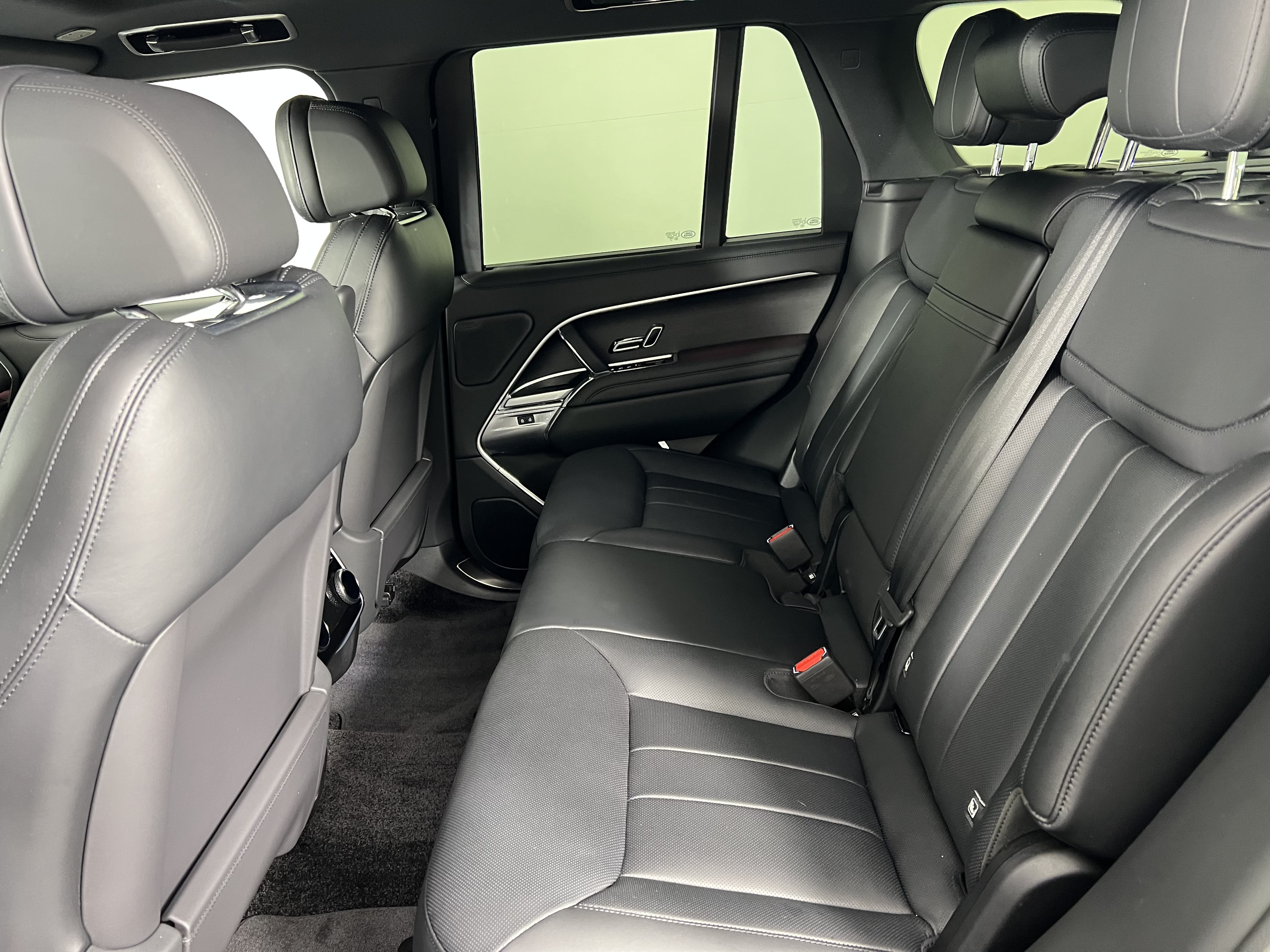 Used 2025 Land Rover Range Rover SE AWD/4WD image 19