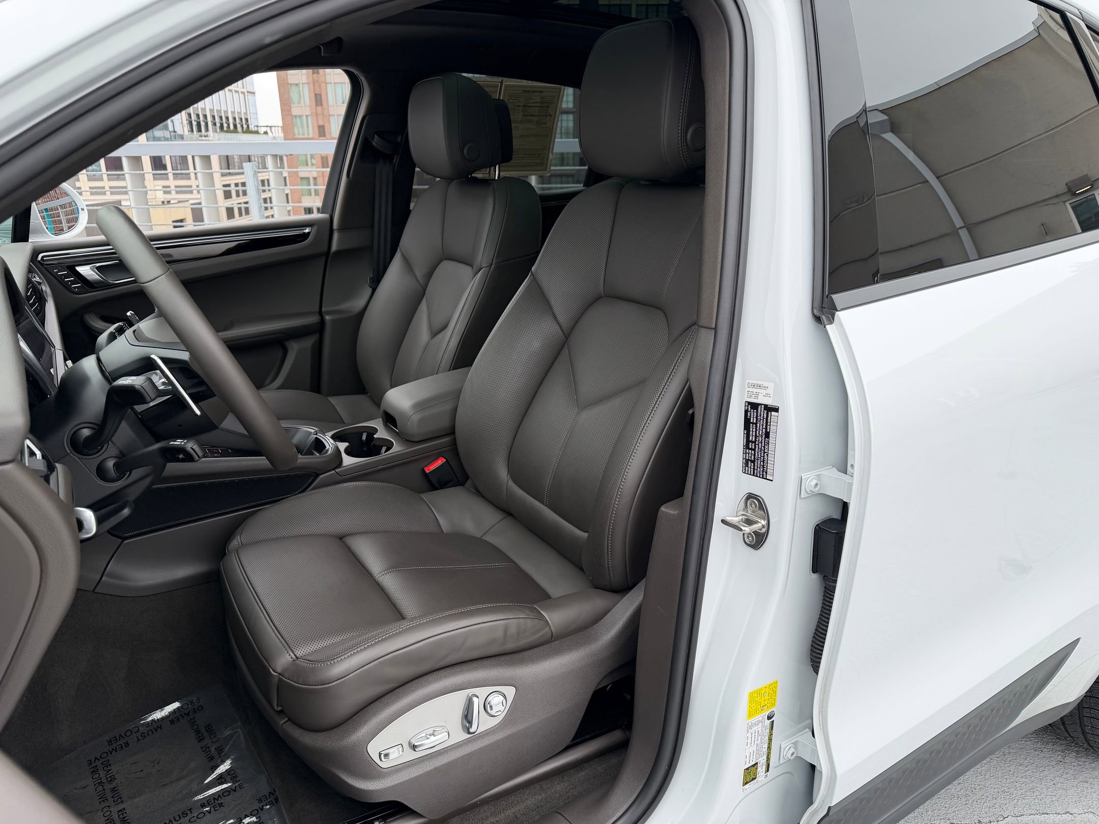 Certified 2023 Porsche Macan image 5