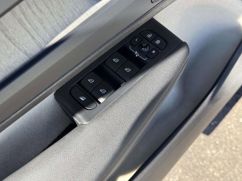 Used 2023 Volvo XC40 B5 Ultimate w/ Climate Package image 15