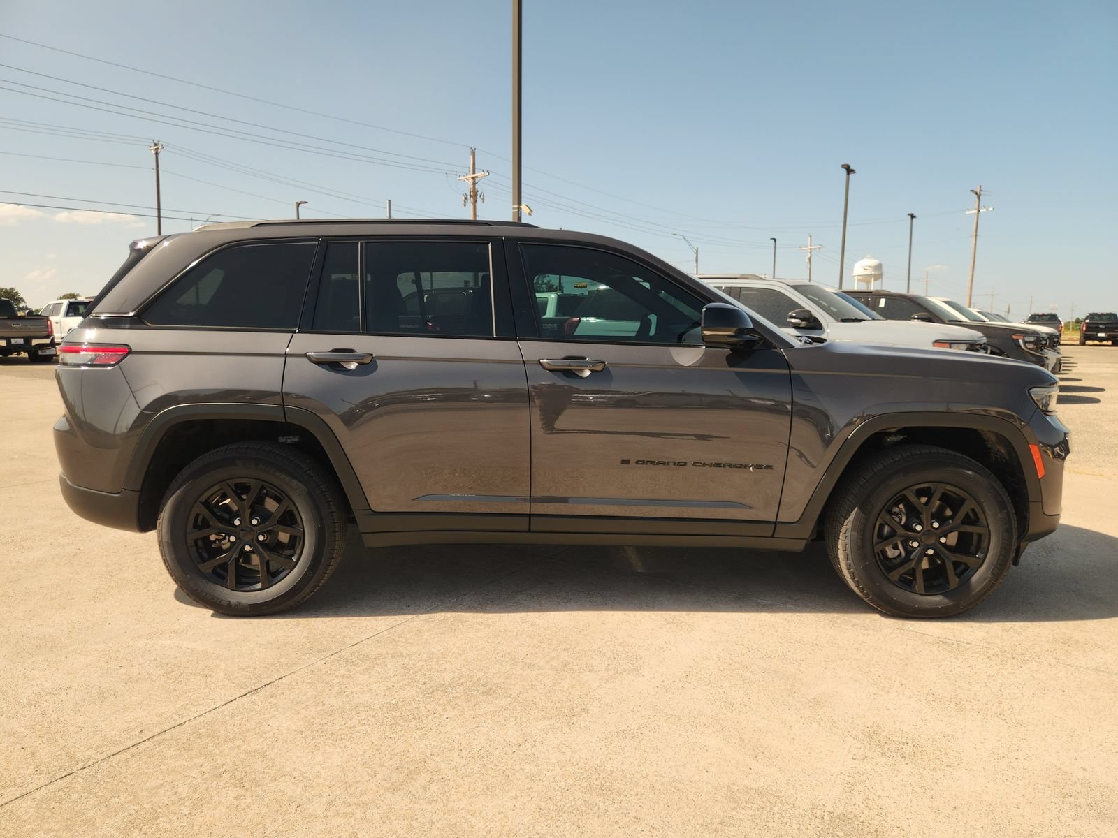 Used 2025 Jeep Grand Cherokee Altitude AWD/4WD image 7