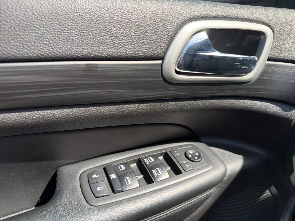 Used 2021 Jeep Grand Cherokee Laredo image 25