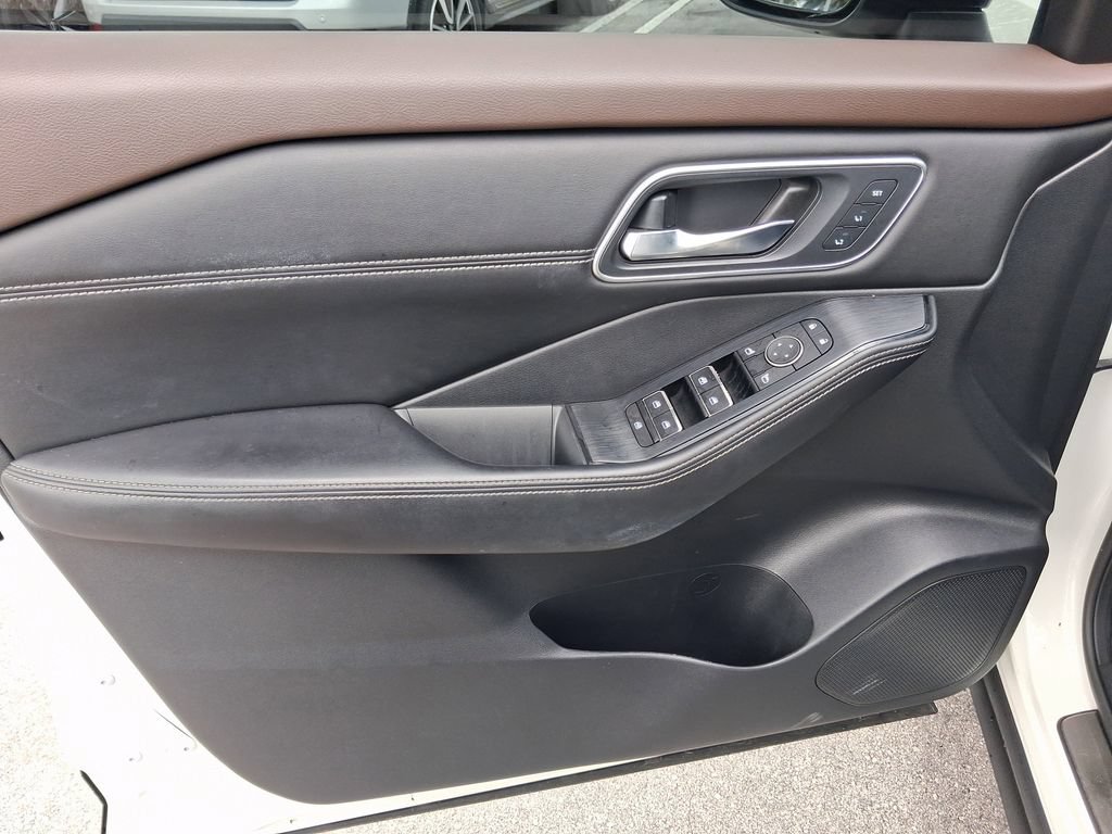 Used 2022 Nissan Rogue Platinum w/ Head-Up Display Package FWD image 16