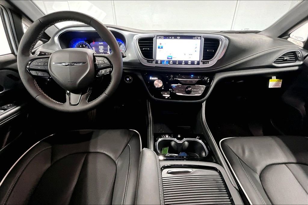New 2026 Chrysler Pacifica Limited w/ S Appearance Package image 6