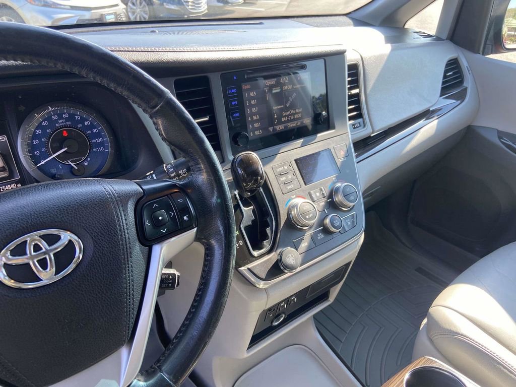 Used 2016 Toyota Sienna XLE FWD image 23