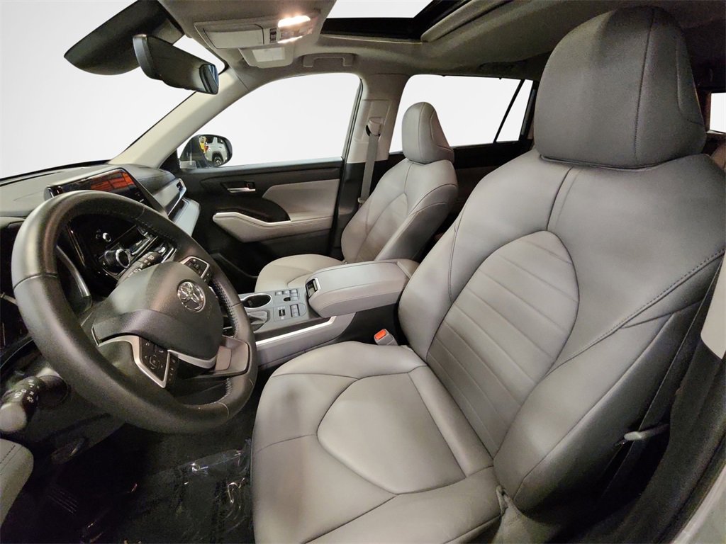 Used 2023 Toyota Highlander XLE image 12