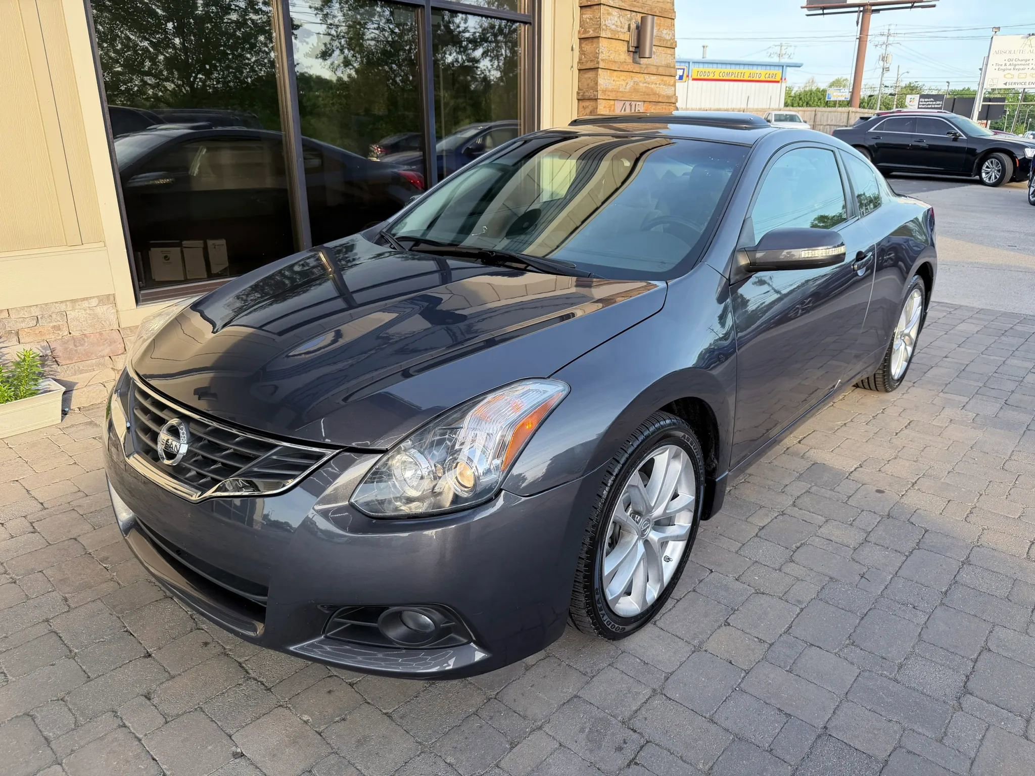 Used 2011 Nissan Altima 3.5 SR FWD image 2