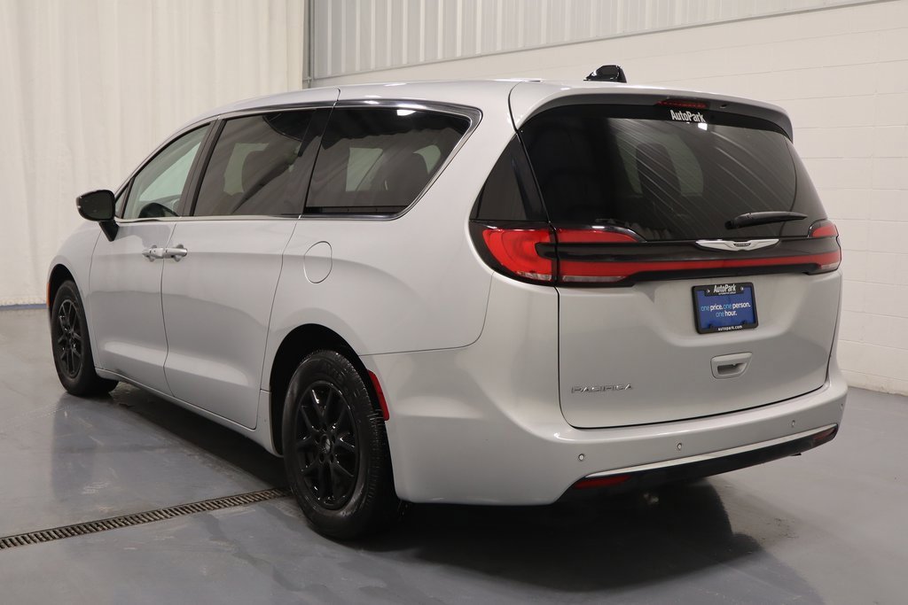 Used 2024 Chrysler Pacifica Touring-L image 7