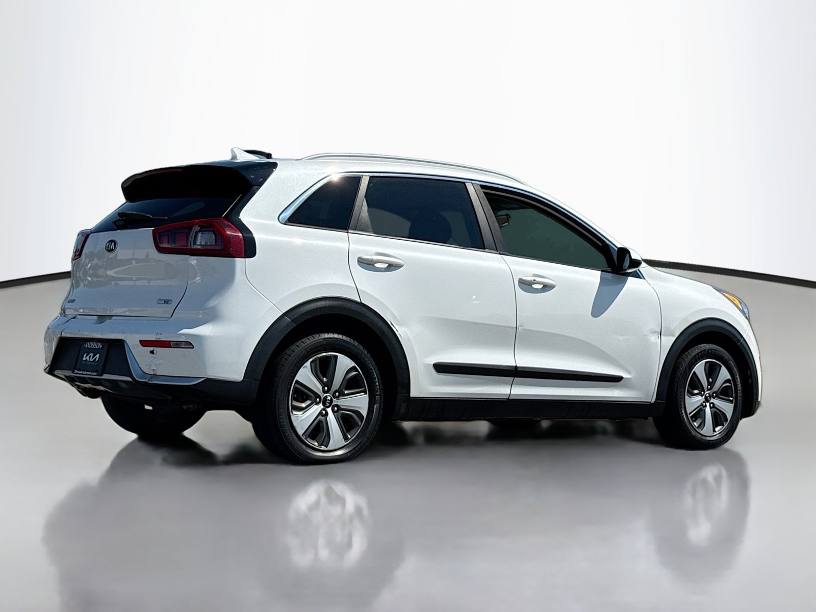 Used 2017 Kia Niro LX FWD image 2