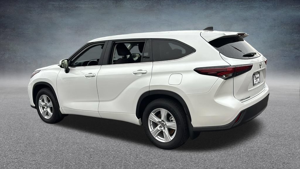 Used 2025 Toyota Highlander LE AWD/4WD image 5