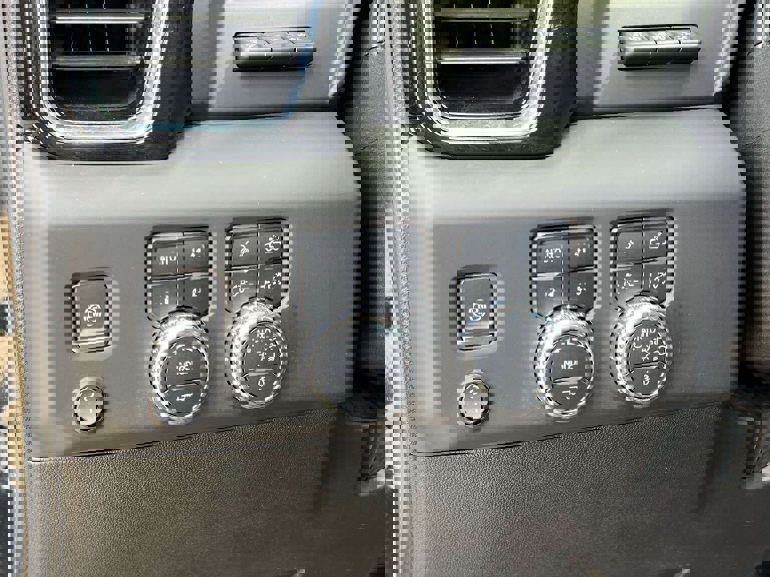 Used 2024 GMC Sierra 3500 Denali w/ Denali Reserve Package image 27