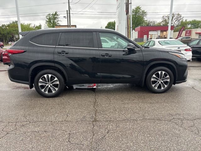 Used 2023 Toyota Highlander XLE AWD/4WD image 3