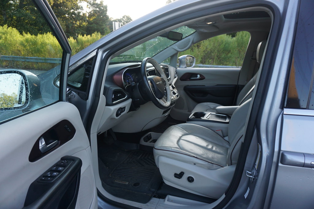 Used 2020 Chrysler Pacifica Limited FWD image 2