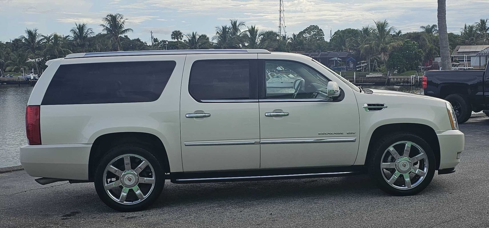 Used 2013 Cadillac Escalade ESV Luxury AWD/4WD image 6