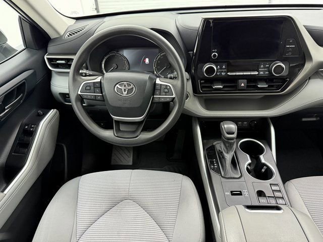 Used 2023 Toyota Highlander L FWD image 32