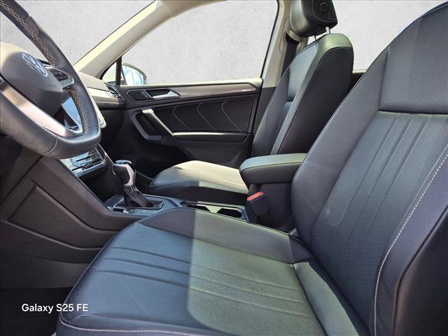 Used 2023 Volkswagen Tiguan SE w/ Panoramic Sunroof Package FWD image 16