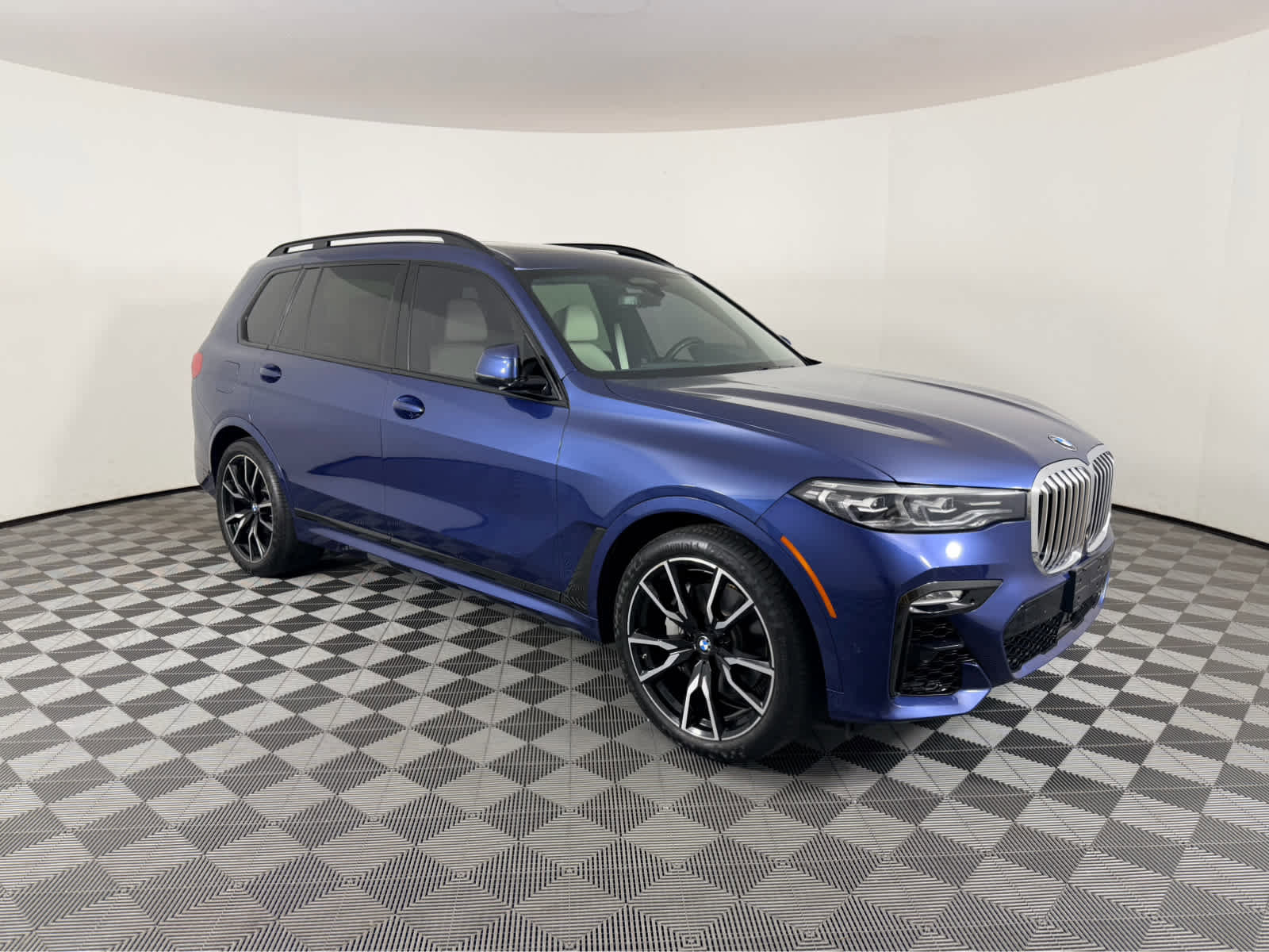Used 2019 BMW X7 xDrive50i w/ M Sport Package image 2