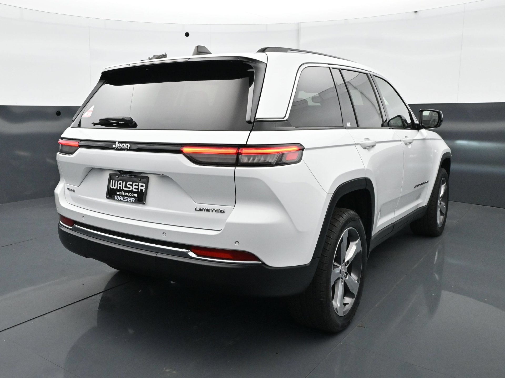 Used 2022 Jeep Grand Cherokee Limited AWD/4WD image 6