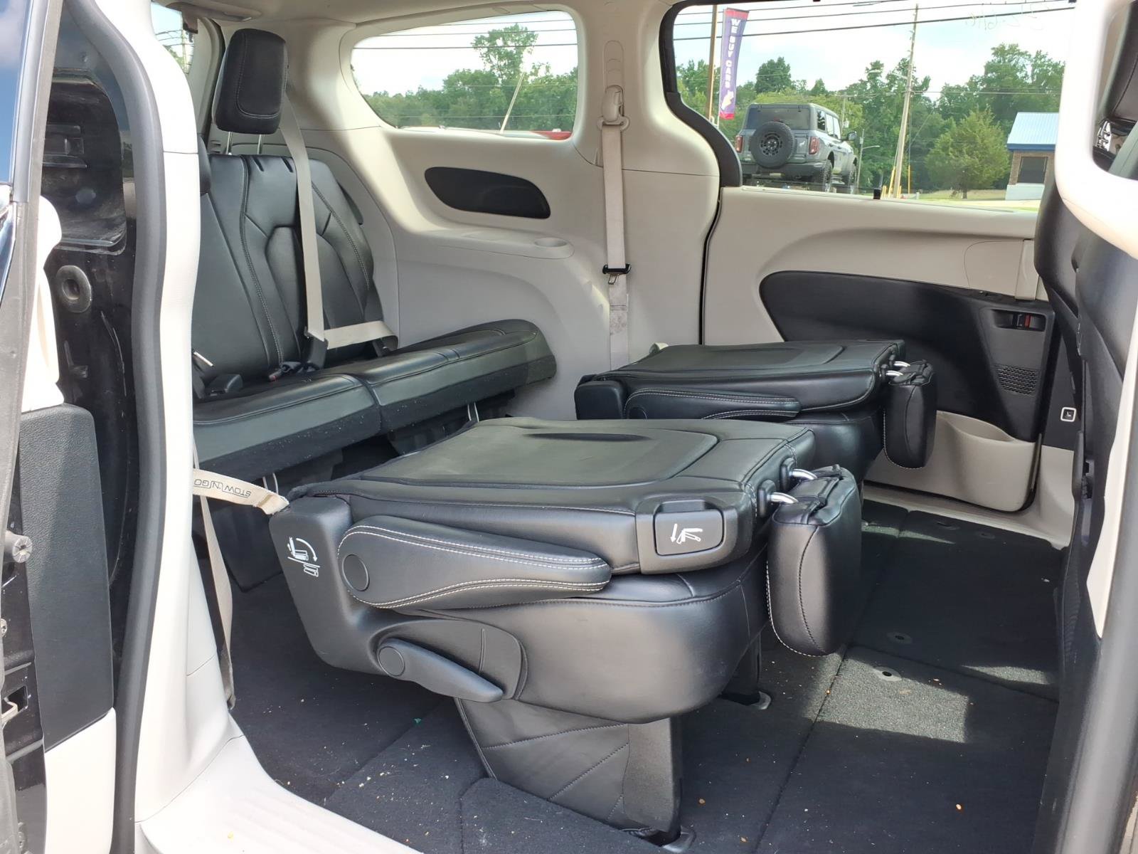 Used 2023 Chrysler Pacifica Touring-L FWD image 9