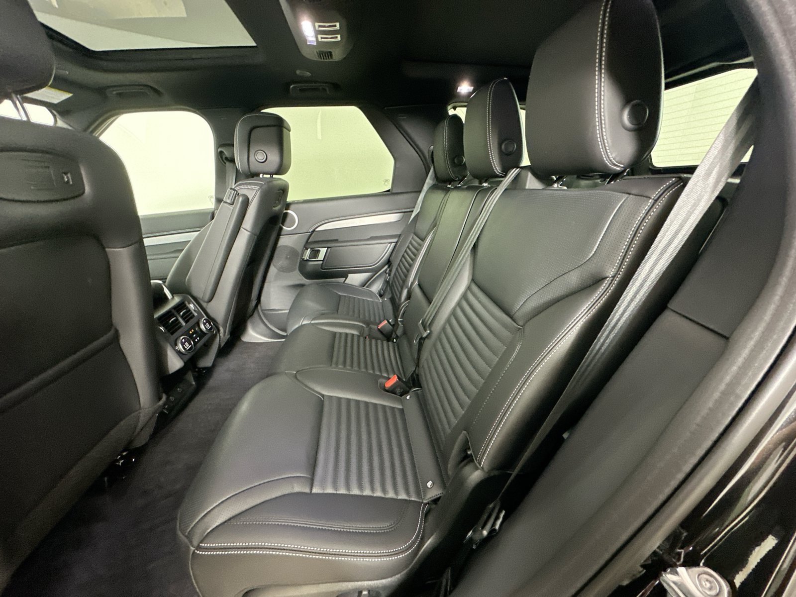 New 2026 Land Rover Discovery Limited Edition AWD/4WD image 40