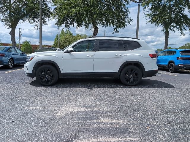 Certified 2022 Volkswagen Atlas SE w/ Black Wheel Package FWD image 3