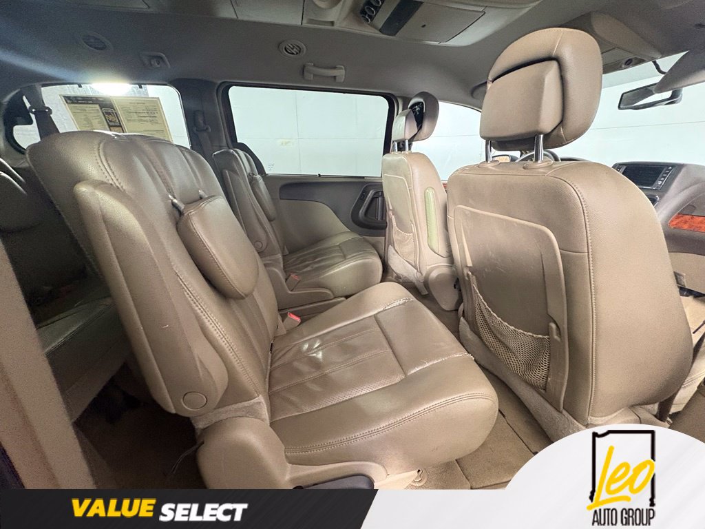 Used 2014 Chrysler Town & Country Touring-L FWD image 19