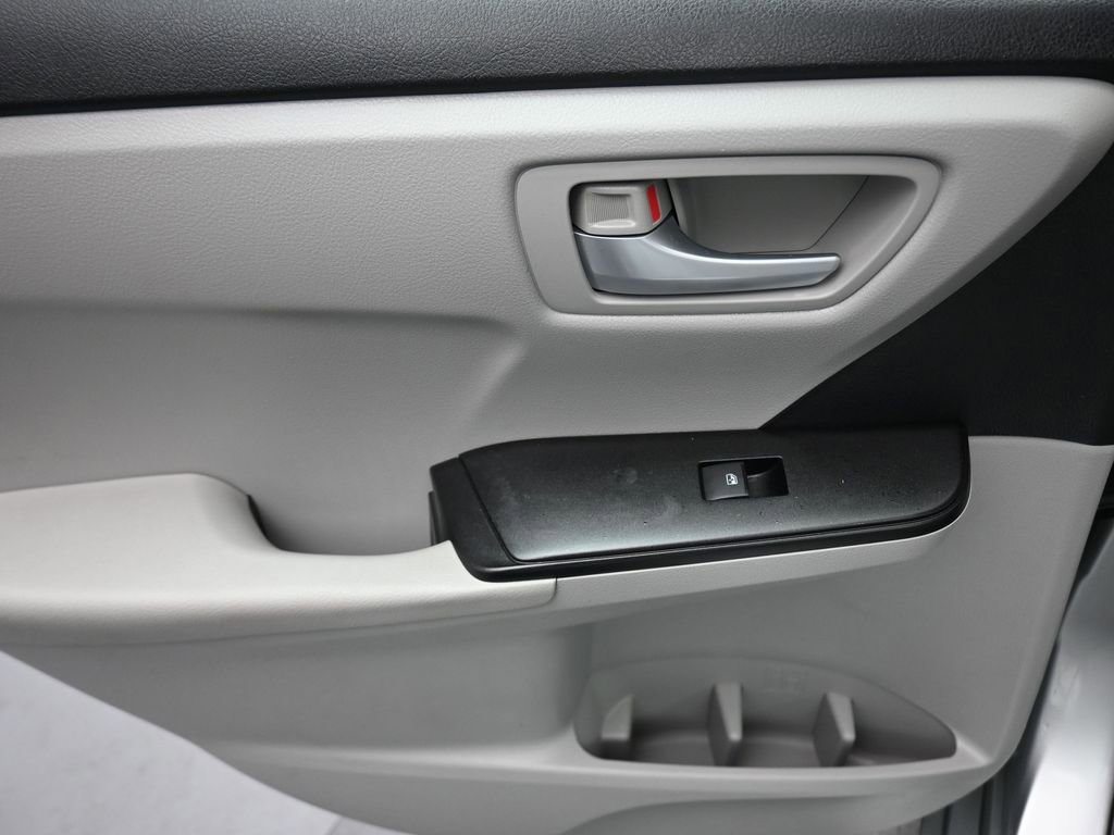 Used 2017 Toyota Camry LE image 29