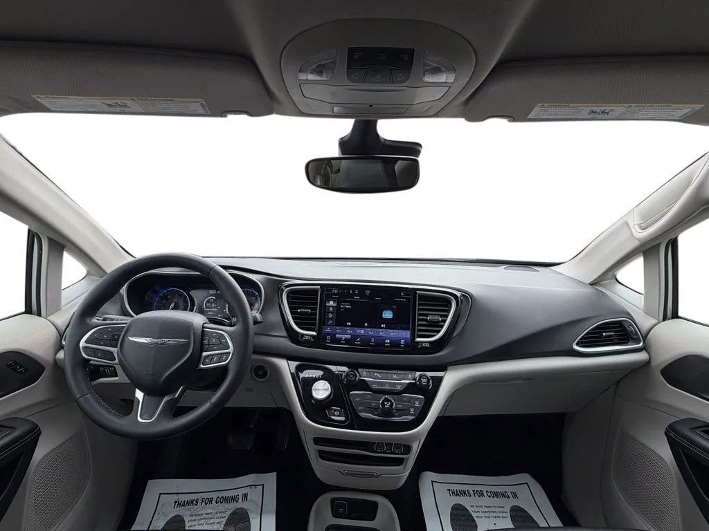 Used 2024 Chrysler Pacifica Touring-L FWD image 10
