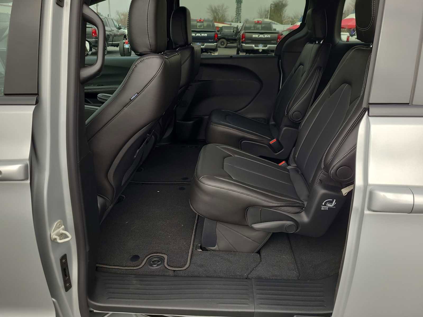 New 2026 Chrysler Pacifica Select w/ S Appearance Package image 21