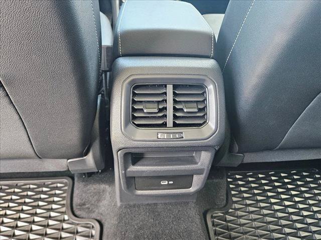 Used 2023 Volkswagen Taos SE w/ Panoramic Sunroof Package FWD image 18