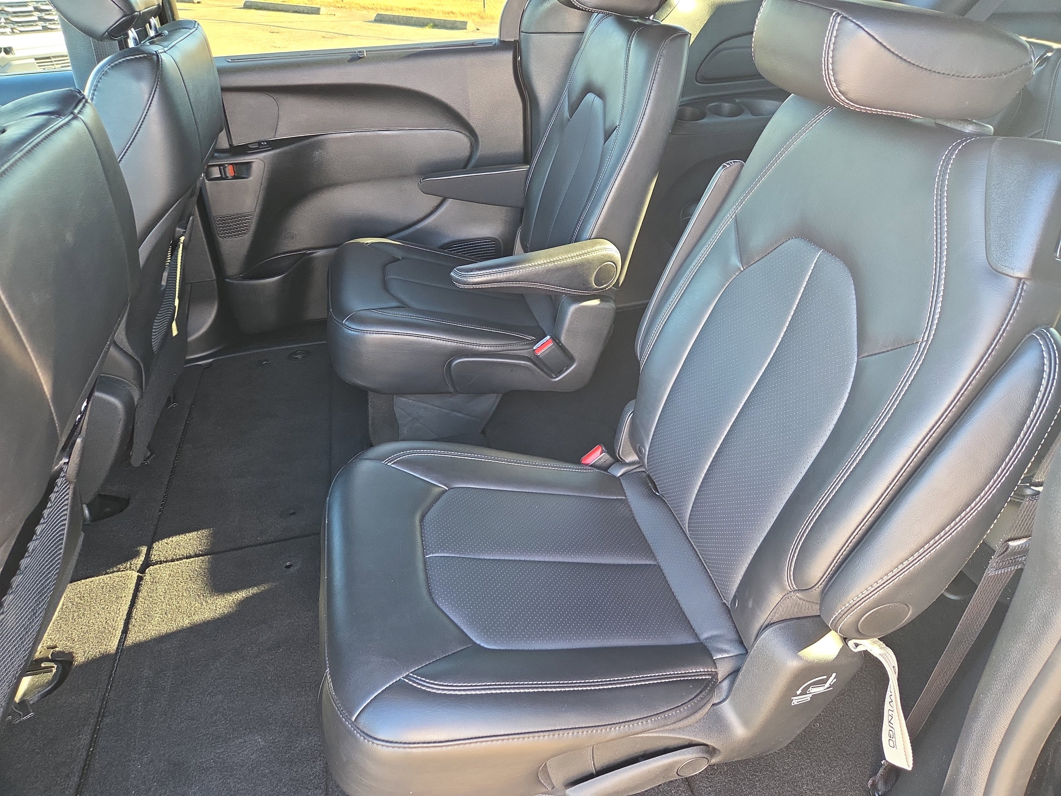 Used 2025 Chrysler Pacifica Select image 6