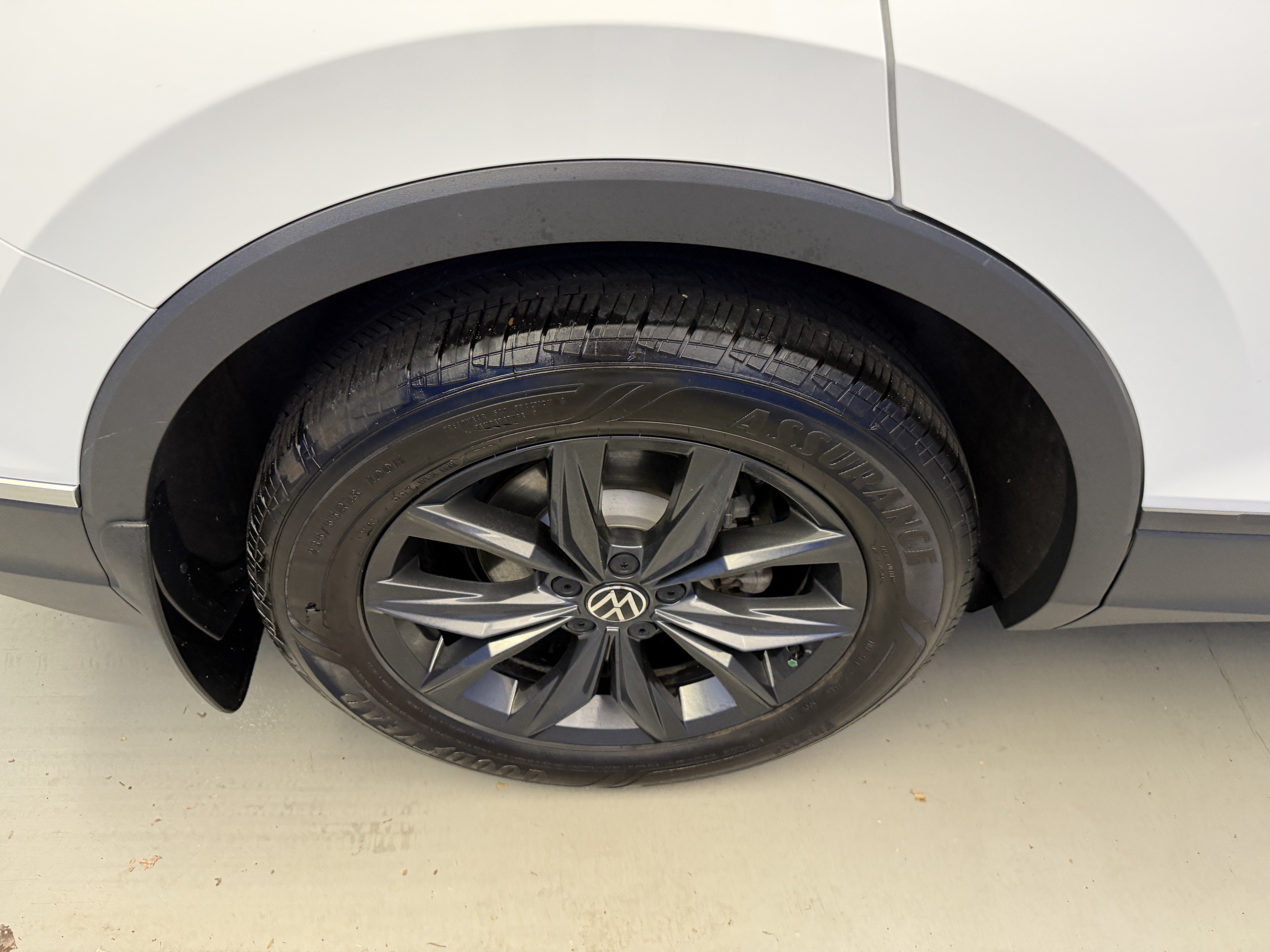 Used 2024 Volkswagen Tiguan SE w/ Panoramic Sunroof Package FWD image 13