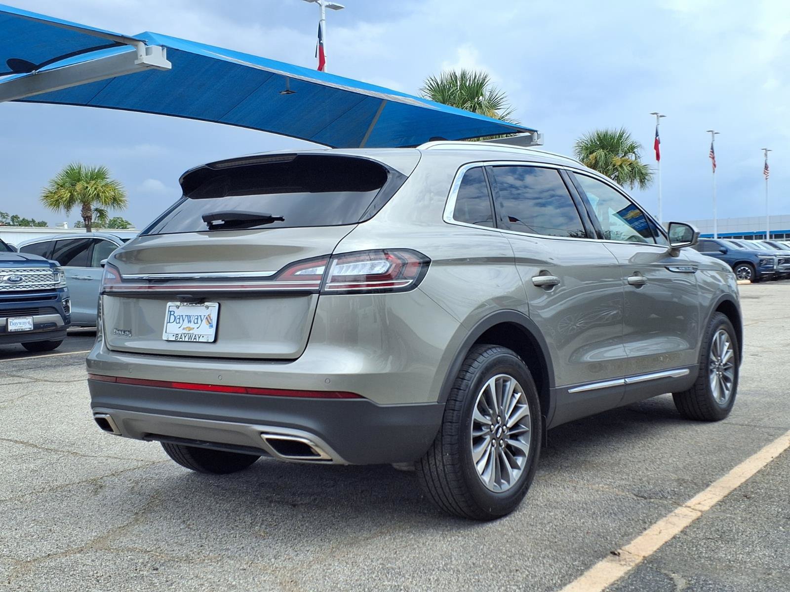 Used 2023 Lincoln Nautilus AWD image 2