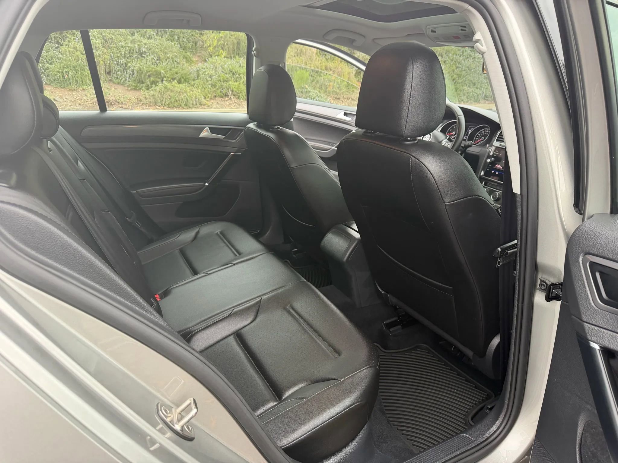 Used 2018 Volkswagen Golf SE image 20