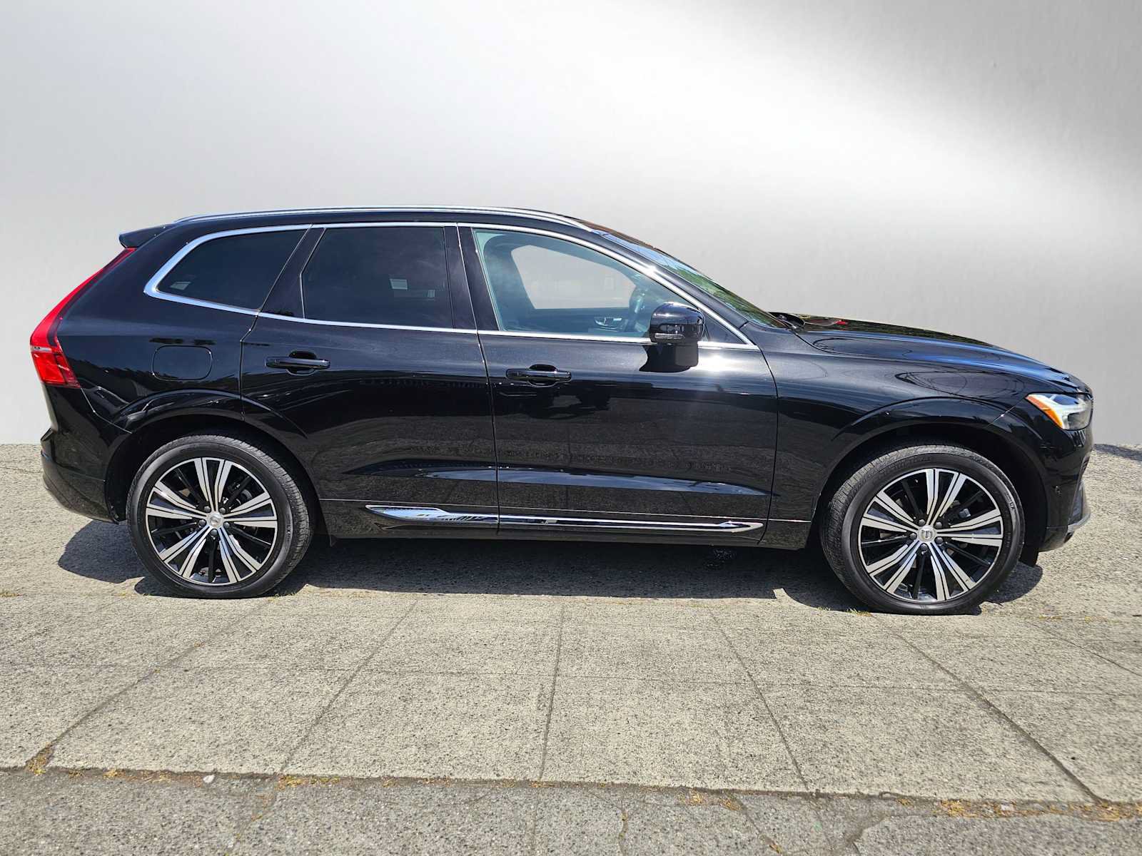Used 2023 Volvo XC60 B5 Plus w/ Climate Package AWD/4WD image 2