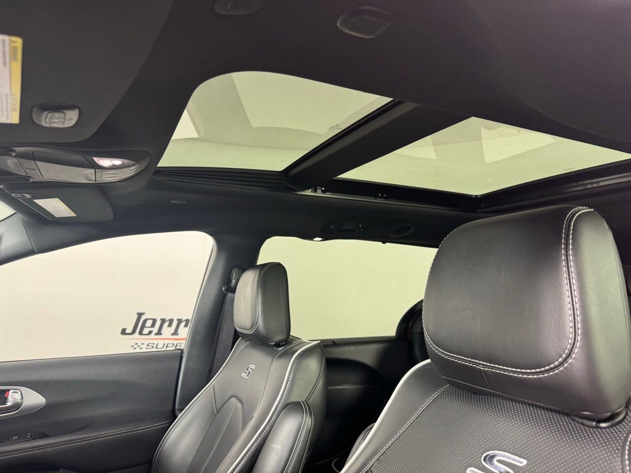 Used 2025 Chrysler Pacifica Limited image 4